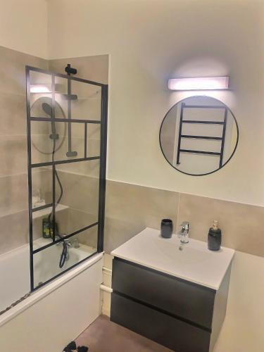 Bathroom, Appartement lumineux proche Velizy et Tramway T6 in Meudon