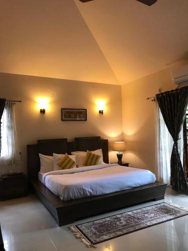 1 king bed, 2 sofa beds