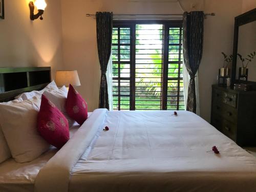 1 king bed, 2 sofa beds