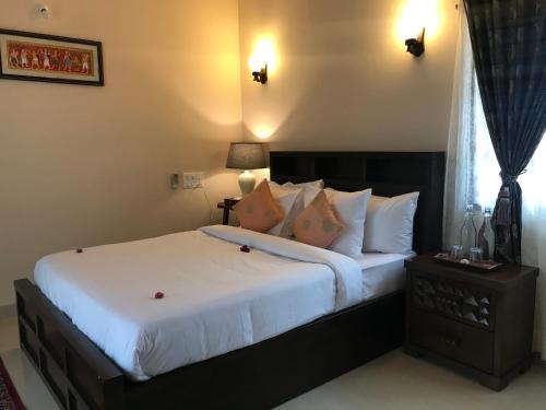 1 queen bed, 2 sofa beds