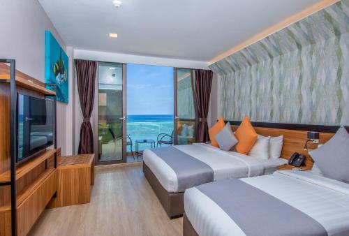 1 king bed, 1 twin bed