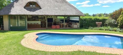 Rosedale Self Catering Cottage with pool and large entertainment BBQ area