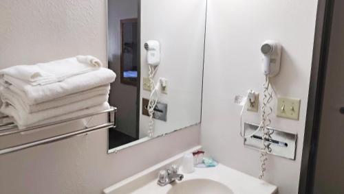Rodeway Inn - image 7