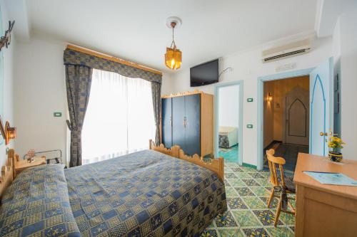 Deluxe Double Room with Balcony and Sea View