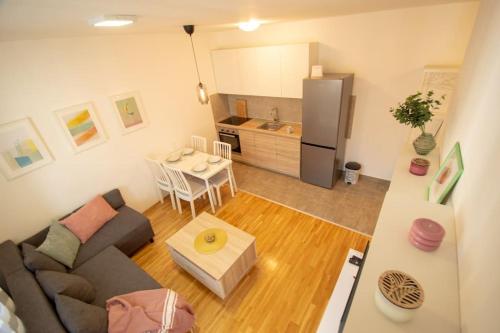 Two-Bedroom Apartment room in 2BR aprt - FREE Parking - Terrace - AC - Central