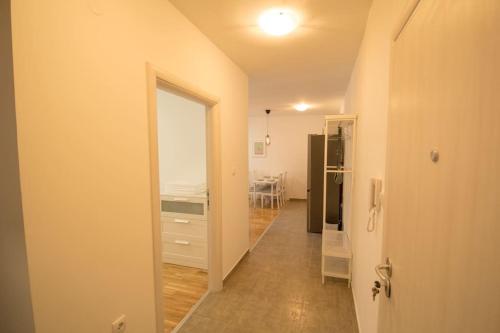 2BR aprt - FREE Parking - Terrace - AC - Central - image 2