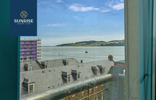 THE PENTHOUSE, Spacious, Stunning Views, Foosball Table, 3 Large Rooms, Central Location, River Front, Tay Bridge, V&A, 2 mins to Train Station, City Centre, Lift Access, Parking, WiFi, Mid-Stay Rates Available by SUNRISE SHORT LETS