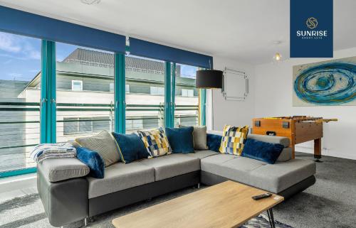 THE PENTHOUSE, Spacious, Stunning Views, Foosball Table, 3 Large Rooms, Central Location, River Front, Tay Bridge, V&A, 2 mins to Train Station, City Centre, Lift Access, Parking, WiFi, Mid-Stay Rates Available by SUNRISE SHORT LETS