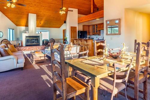 A LIVING CANVAS Amazing Lake View Custom Home in Julian, USA