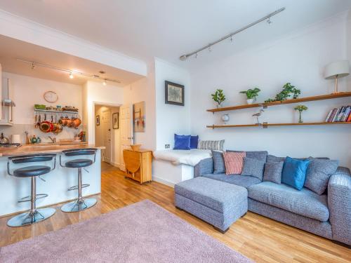 B&B London - Pass the Keys Balham Modern Cosy Apartment - Bed and Breakfast London