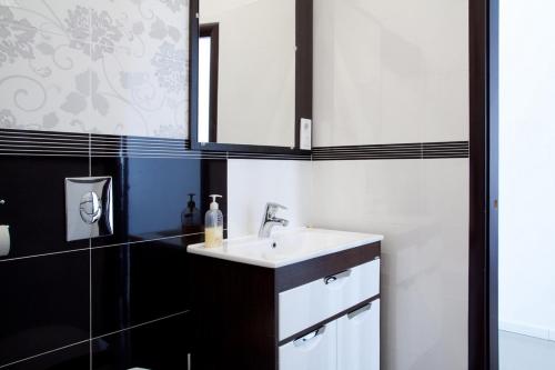 Deluxe Apartment - Krakivska Str. image 10