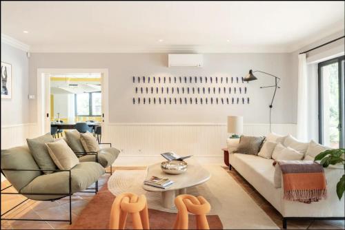 Colorful Villa with pool by OTYNA AM in เอสโตริล