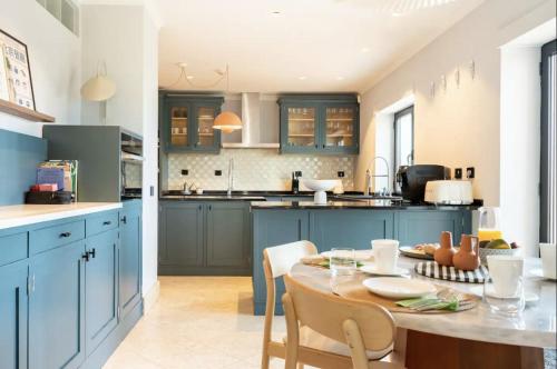 บริการและสิ่งอำนวยความสะดวก, Colorful Villa with pool by OTYNA AM in เอสโตริล