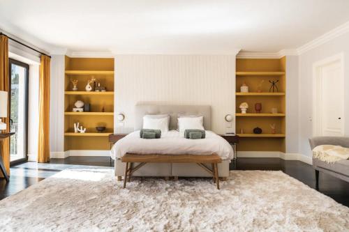 Colorful Villa with pool by OTYNA AM in เอสโตริล