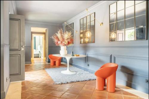 Colorful Villa with pool by OTYNA AM in Estoril City Center