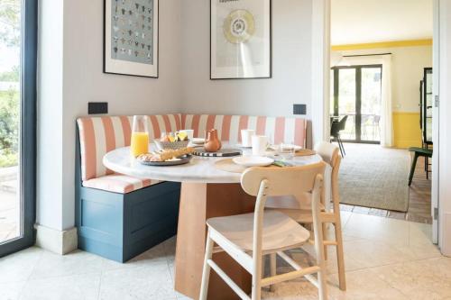 Colorful Villa with pool by OTYNA AM in เอสโตริล