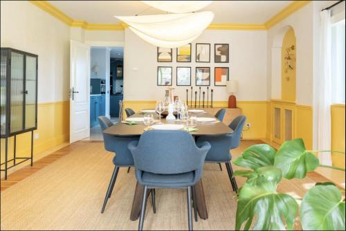 Colorful Villa with pool by OTYNA AM in เอสโตริล