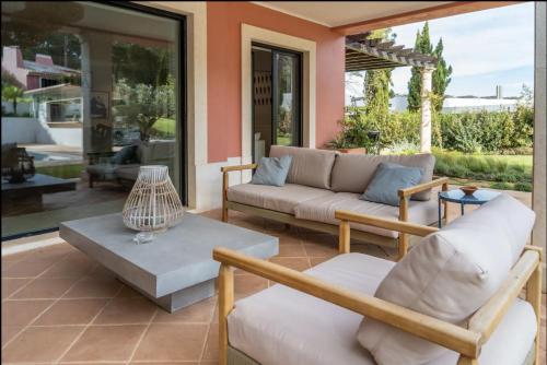 Colorful Villa with pool by OTYNA AM in เอสโตริล