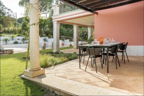 Colorful Villa with pool by OTYNA AM in Estoril City Center