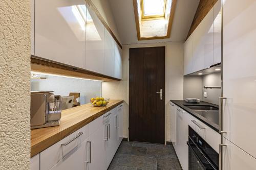 Two-Bedroom Penthouse Apartment Hera image 8