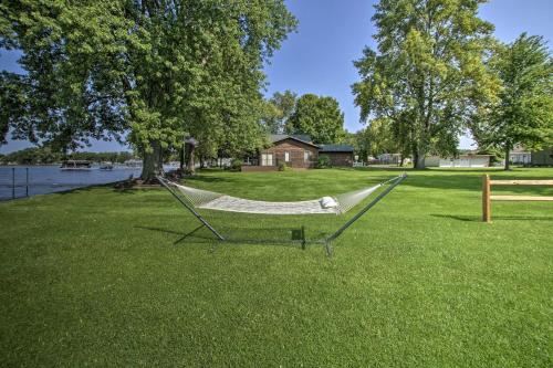 Bright Shawano Lake Oasis - Walk to Boat Launch!