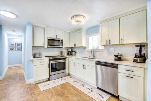 Sarasota Home with Screened Porch, Walk To Zoo! in Sarasota, USA