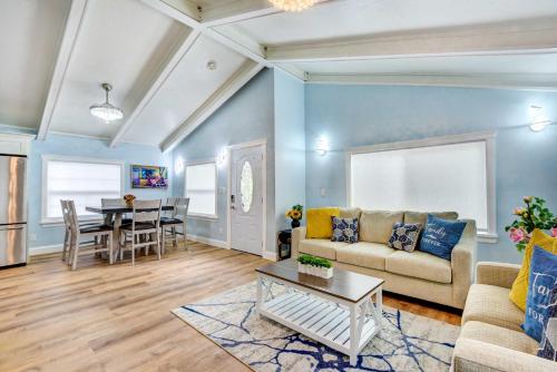 Sarasota Home with Screened Porch, Walk To Zoo! in Sarasota, USA