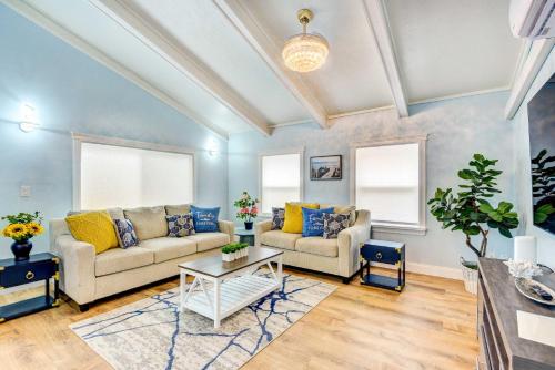 Sarasota Home with Screened Porch, Walk To Zoo! in Sarasota, USA