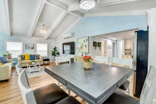 Sarasota Home with Screened Porch, Walk To Zoo! in Sarasota, USA