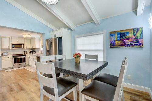 Sarasota Home with Screened Porch, Walk To Zoo! in Sarasota, USA