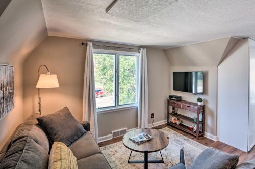 . Lovely New Prague Apartment with Deck and Grill!