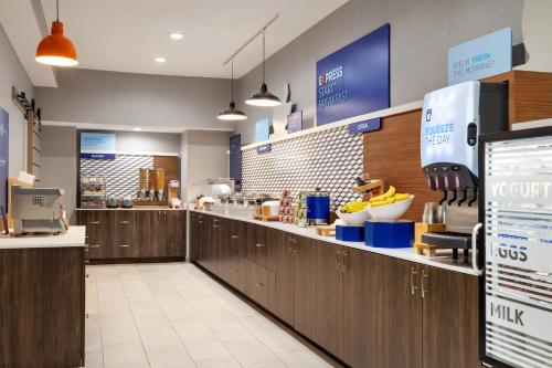 홀리데이 인 익스프레스 & 스위트 오펠루사스 바이 IHG - 식음료(F&B)