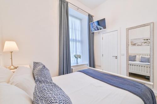 Two-Bedroom Apartment image 6