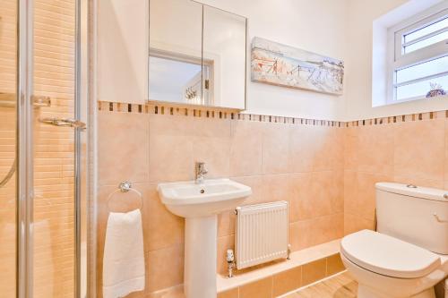 Two-Bedroom Apartment image 5