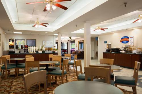 酒吧/高級酒吧, 克羅斯維爾貝蒙特套房酒店 (Baymont by Wyndham Crossville) in 克羅斯維爾
