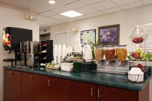 餐飲選擇, 克羅斯維爾貝蒙特套房酒店 (Baymont by Wyndham Crossville) in 克羅斯維爾