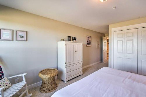 Bright Westport Condo with Pool Access Walk to Beach - image 6