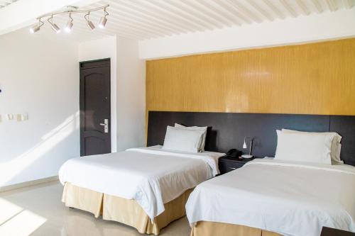 1 king bed, 2 twin beds
