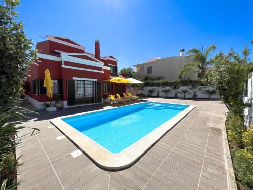 Sunshine Villa with Heated Pool, Faro