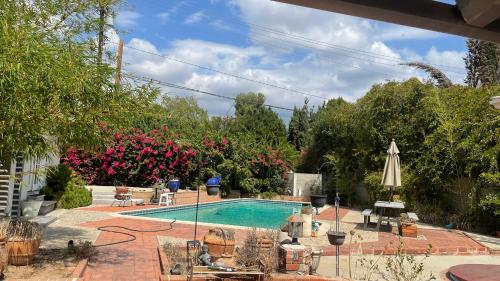 Beautiful entire villa 3b3b with pool ，big yard