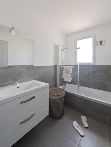 2 bedrooms, 4 beds