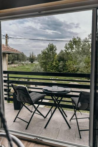 Rõdu/terrass, Sunrise Riverside House-Private Garden, Jacuzzi & BBQ in Glozan