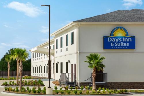 Days Inn & Suites by Wyndham Greater Tomball