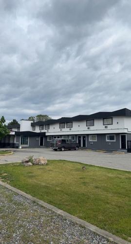 Canadas Best Value Inn Kelowna - Accommodation