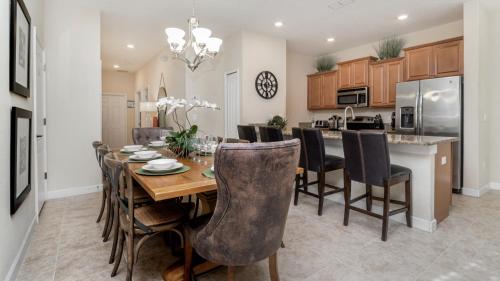 Elegant Spacious Stuart Pool Home Accommodate 20 People Doorsteps to Disney - image 2