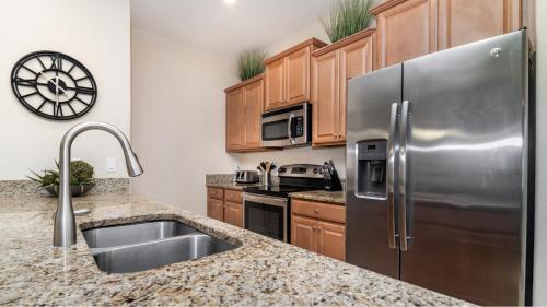 Elegant Spacious Stuart Pool Home Accommodate 20 People Doorsteps to Disney - image 6