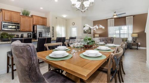 Elegant Spacious Stuart Pool Home Accommodate 20 People Doorsteps to Disney - image 6