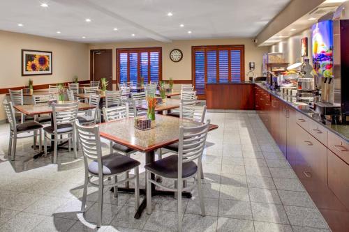 ห้องอาหาร, ซูเปอร์ 8 บาย วินด์แฮม แบรนดัน แมนิโทบา (Super 8 By Wyndham Brandon Mb) in แบรนดอน (MB)