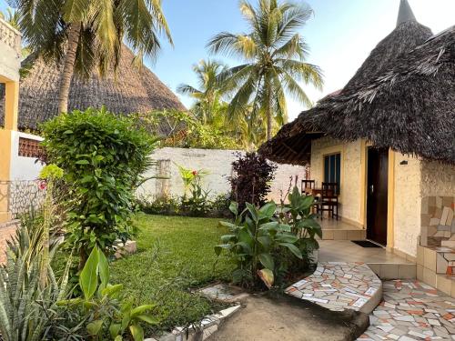 1 Bed Villa - Sleeps 2 - Pool - Smoking - Parking
