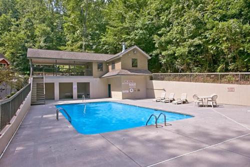 Ole Smoky Retreat - image 2